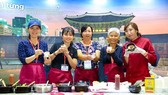 Du khách học cách chế biến món ăn Hàn Quốc. Ảnh: KTO