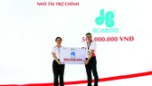 Ông Lê Viết Hải, CT. HĐQT kiêm TGĐ Hòa Bình (trái) trao tặng 500 triệu đồng cho chương trình