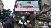 Người dân Hồng Kông đeo khẩu trang phòng chống dịch do virus Corona gây ra, ngày 31-1-2020. Ảnh: AP