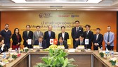 Đại diện Công ty Cổ phần Công nghiệp Năng lượng Ninh Thuận và Liên danh đối tác Sharp – NSN ký hợp đồng EPC dự án nhà máy điện mặt trời Phước Ninh