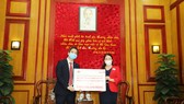 Ông Bùi Quang Nam, Giám đốc cấp cao bộ phận phát triển kinh doanh toàn quốc - kênh đại lý của Prudential, đại diện trao bảng tượng trưng cho PGS.TS. Nguyễn Thị Xuân Thu, Chủ tịch Hội Chữ thập đỏ Việt Nam