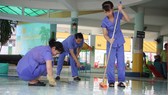Giáo viên Trường Mầm non Hoàng Yến (quận Gò Vấp) làm vệ sinh trường lớp vào sáng 14-5 để chuẩn bị đón học sinh quay lại trường