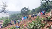 Tỉnh Đắk Nông huy động nhân dân cùng tham gia khắc phục hậu quả mưa lũ. Ảnh: LÊ PHƯỚC