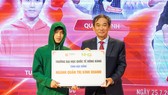 NGND.PGS.TS Hồ Thanh Phong (bìa phải) – Hiệu trưởng HIU trao học bổng cho Siêu trí tuệ Lương Tuấn Phi