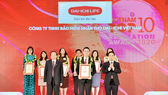 Ông Ngô Việt Phương, Phó Tổng Giám đốc Phát triển kinh doanh kênh Đại lý truyền thống, Dai-ichi Life Việt Nam nhận giải thưởng "Top 10 Công ty Bảo hiểm Nhân thọ uy tín năm 2020".
