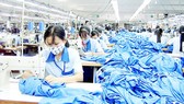 Sản xuất hàng thể thao xuất khẩu vào EU tại Công ty Garmex Sài Gòn. Ảnh: MỸ HẠNH