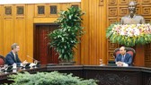 Thủ tướng Nguyễn Xuân Phúc tiếp ông Adam Boehler, Tổng Giám đốc Cơ quan Phát triển tài chính quốc tế (DFC) Hoa Kỳ. Ảnh: TTXVN