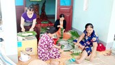 Người dân phường Ea Tam, TP Buôn Ma Thuột (Đắk Lắk) gói bánh tét, gửi tới bà con vùng lũ miền Trung