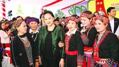 Chủ tịch Quốc hội Nguyễn Thị Kim Ngân với nhân dân xã Quang Minh. Ảnh: TTXVN