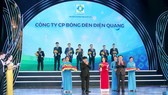 Đại diện Công ty CP Bóng đèn Điện Quang nhận giải thưởng Doanh nghiệp có sản phẩm đạt Thương hiệu quốc gia năm 2020