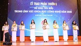 Các nữ sinh được vinh danh tại buổi lễ. Ảnh: vnuhcm