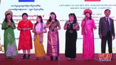 Tiết mục biểu diễn văn nghệ tại buổi họp mặt kỷ niệm 42 năm Ngày chiến thắng biên giới Tây Nam và cùng quân dân Campuchia chiến thắng chế độ diệt chủng ở Campuchia (7-1-1979 -- 7-1-2021). Ảnh: VOH