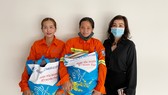 Trao quà tết cho 300 nữ công nhân vệ sinh môi trường