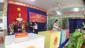 Công tác chuẩn bị ở một điểm bầu cử đại biểu Quốc hội khóa XIV và đại biểu HĐND các cấp, nhiệm kỳ 2016-2021, tại TPHCM, tháng 5-2016. Ảnh minh họa: THANH HẢI