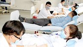 Các y, bác sĩ Bệnh viện Trung ương Huế hiến máu và hiến tiểu cầu