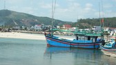 Khu vực gần cửa biển có bãi cát bồi lấp chắn ngang, gây khó khăn cho tàu thuyền ra vào cảng Sa Huỳnh. Ảnh: NGUYỄN TRANG