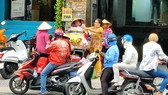 Gỏi khô bò ở công viên Lê Văn Tám trở thành bữa ăn xế hấp dẫn của nhiều người