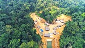 Ngôi làng của người Cor nằm giữa lưng núi thuộc hệ núi Cà Đam, đầu nguồn suối Nia (giáp ranh huyện Trà Bồng, và huyện Sơn Hà, Quảng Ngãi)