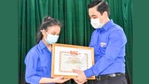 Bí thư Tỉnh đoàn Hà Tĩnh Lê Thành Đông tặng bằng khen cho em Bùi Thị Mỹ Dung