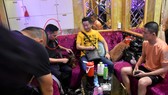 Kiểm tra đột xuất, lãnh đạo TPHCM phát hiện người đang cách ly... trong nhà hàng