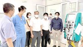 Thứ trưởng Nguyễn Trường Sơn cùng các chuyên gia kiểm tra công tác điều trị tại Bệnh viện Phổi Bắc Giang