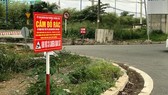Nhiều nơi gắn bảng cấm đổ rác với mức phạt tiền kèm thông tin có camera làm người đổ rác trộm chùn tay