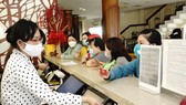 Đội ngũ y, bác sĩ check in tại khách sạn Đồng Khánh