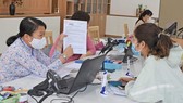 Giải quyết hồ sơ cho người dân tại Bộ phận tiếp nhận và trả kết quả quận 11, TPHCM. Ảnh minh họa: ĐÌNH LÝ