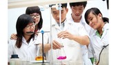 Sinh viên Khoa Công nghệ Hóa học-Thực phẩm Trường ĐH Nguyễn Tất Thành trong giờ thực tập