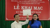 Chủ tịch Hội đồng thi kiểm tra niêm phong đề thi