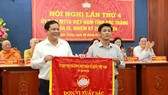 Ông Lâm Văn Mẫn, Bí thư Tỉnh ủy Sóc Trăng trao Cờ thi đua xuất sắc năm 2020 cho Ủy ban MTTQ tỉnh Sóc Trăng. Ảnh: TUẤN QUANG