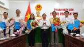 Ông Trần Việt Trường, Chủ tịch UBND TP Cần Thơ (giữa) trao quyết định điều động, bổ nhiệm cho các cán bộ
