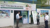 Bí thư Quận ủy quận 1, TPHCM Trần Kim Yến trao đổi với Giám đốc Grove Fresh tại buổi khai trương