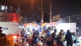 Cảnh mua bán nhộn nhịp, công khai tiềm ẩn nguy cơ lây nhiễm dịch Covid-19 trước cổng chợ đầu mối Bình Điền