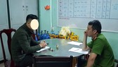Phóng viên Hứa Vĩnh Nhân trình báo sự việc với CCoong an phường Thạch Thang