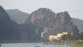 Thuyền chở khách du lịch tại Vườn quốc gia Phong Nha - Kẻ Bàng. Ảnh: NGUYÊN KHÔI
