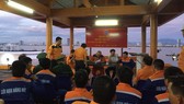 Danang MRCC bàn giao toàn bộ thuyền viên tàu Hải Hà 38 cho Bộ đội Biên phòng sau khi về đến Đà Nẵng