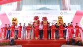 Chủ tịch UBND TP Đà Nẵng Huỳnh Đức Thơ (giữa) cùng lãnh đạo Tập đoàn TMS và các đại biểu cắt băng khánh thành khách sạn TMS Luxury Hotel Da Nang Beach