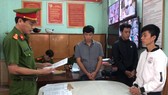 Các đối tượng Hoàng, Hải và Huy nghe đọc lệnh bắt tạm giam