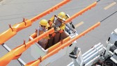 EVNCPC sử dụng công nghệ sửa chữa lưới điện đang mang điện (hotline) để không phải cắt điện