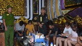 Lực lượng công an kiểm tra các phòng của cơ sở kinh doanh karaoke Paradise