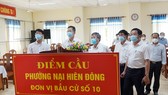 Lãnh đạo Thành ủy, HĐND TP Đà Nẵng kiểm tra một điểm bầu cử trên địa bàn quận Sơn Trà. Ảnh: XUÂN QUỲNH
