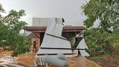 Lốc xoáy làm tốc mái hàng chục căn nhà