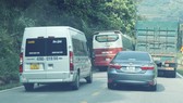 Phương tiện nối đuôi nhau vi phạm trên đèo Bảo Lộc