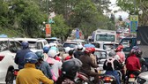 Đà Lạt nườm nượp khách, nhiều người không đeo khẩu trang khi ra đường