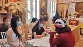 Hơn 30 người từ nhiều tỉnh, thành dự khai trương cơ sở làm đẹp trong mùa dịch