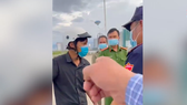 Phó chủ tịch phường nói “bánh mì không phải thực phẩm thiết yếu” được cho thôi việc
