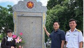 Tiếp nhận Bia tưởng niệm ghi danh chiến sĩ Gạc Ma và anh hùng Phan Vinh