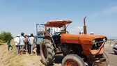 Va chạm với máy cày, 2 mẹ con tử vong