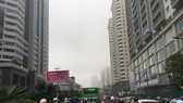 Sáng nay 1-3, Hà Nội tắc đường, mưa bụi, khói sương vì thời tiết giao mùa. Ảnh: VĂN PHÚC